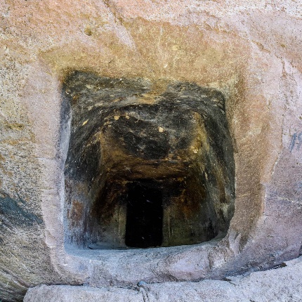 Rectangular entrance door to the hypogeum, elevated compared to the walking surface. (photoIvo Piras)