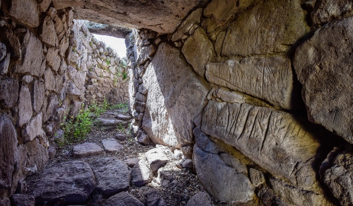 Incisioni nel paramento del corridoio della muraglia megalitica