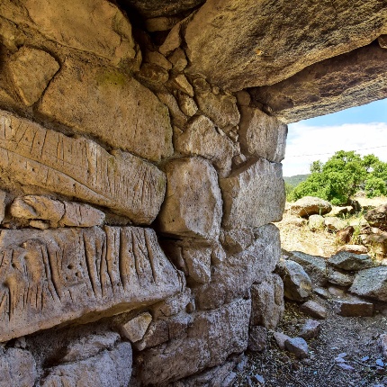Entrance to the wall, where on some parallelepiped blocks there are linear incisions. (photoIvo Piras)