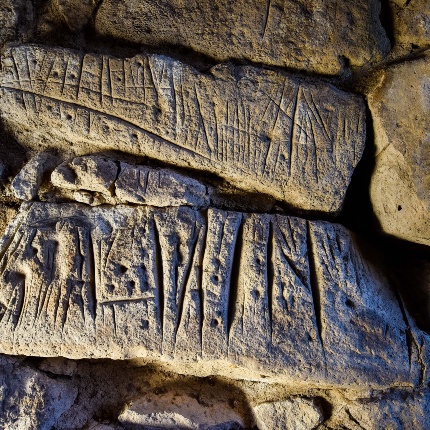 Detail on the linear engravings present in the entrance corridor to the wall. (photoIvo Piras)