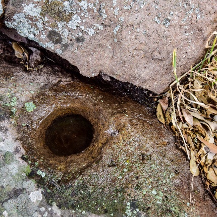 Small bowl in the right wall of the entrance corridor to the wall (photoIvo Piras)