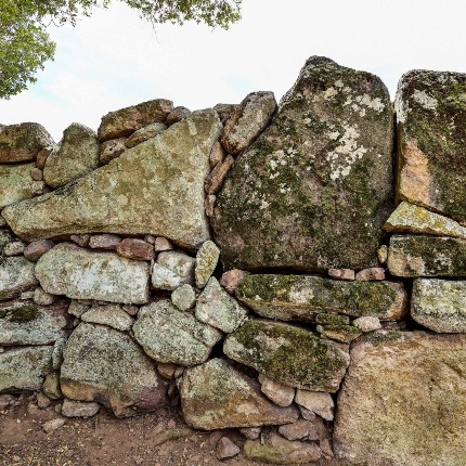 Detail of the wall surface of the megalithic structure (photoIvo Piras)