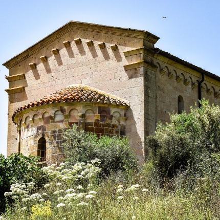 In the upper part run monolithic arches with semicircular architrave and terminal frame with listello. (photoIvo Piras)