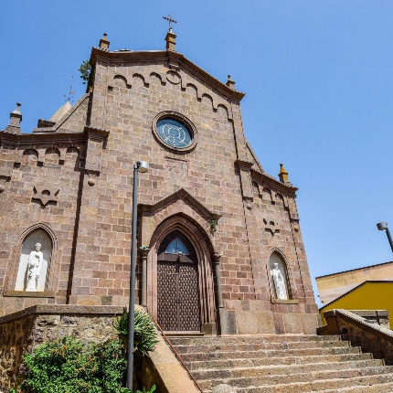 The church, in Romanesque-Pisan style, is built in warm dark trachyte. (photoIvo Piras)