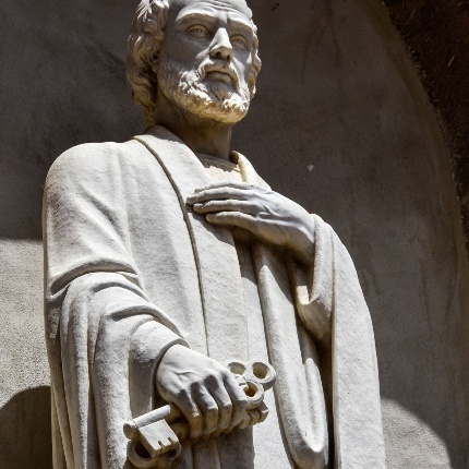 To the left of the entrance portal, a marble niche houses the statue of San Pietro. (photoIvo Piras)