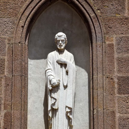 To the right of the entrance portal, a marble niche houses the statue of San Paolo. (photoIvo Piras)