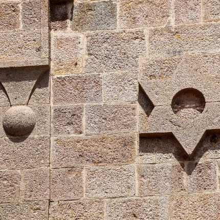 Particular architectural decorations present on the facade (photoIvo Piras)