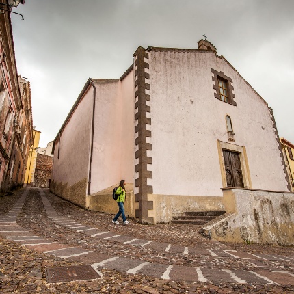 Facciata con portale ligneo inquadrato da semicolonne ed arricchito da stipiti modanati e decorati (foto Ivo Piras)