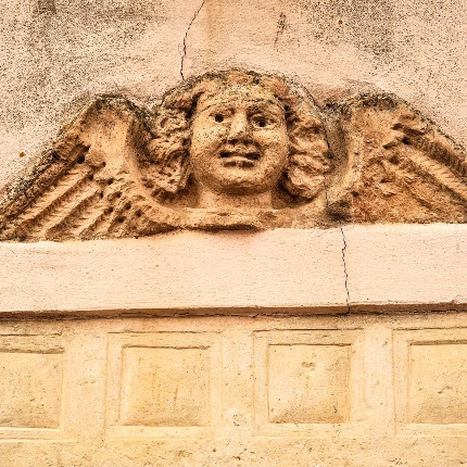 Elemento ornamentale della facciata rappresentante una testa di angelo alato (foto Ivo Piras)