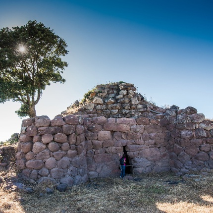 Il nuraghe con l'accesso monumentale (foto Ivo Piras)