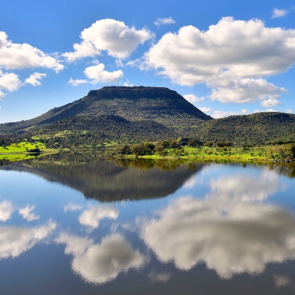 Lake Temo and view of Monte Minerva (photoIvo Piras)