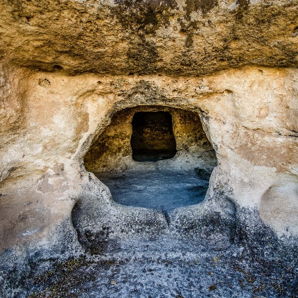 Domus de Janas of Puttu Codinu. Tomb VII, entrance and pavilion. (photoGiuseppe Lonis)