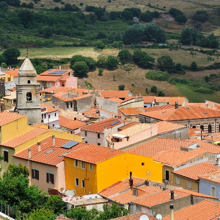 Glimpse of the town with the parish bell tower and Su Palattu. (photoIvo Piras)