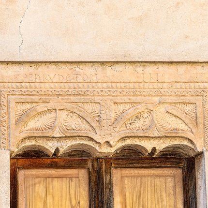Carved lintel of a house in the historic center. (photoIvo Piras)