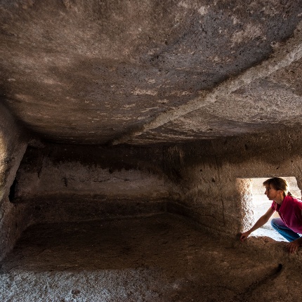 Tomba VIII, cella maggiore con soffitto scolpito (foto Ivo Piras)