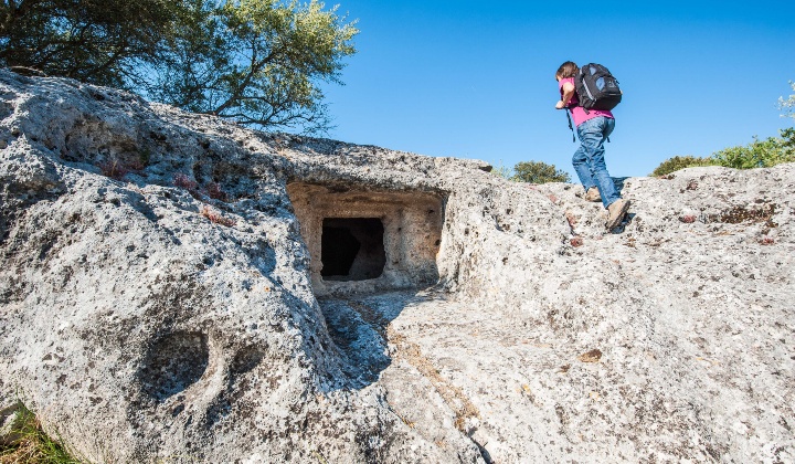 Tomb IX, dromos and entrance door