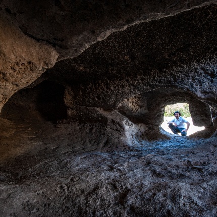Tomba VI, ingresso visto dall'interno dell'ipogeo (foto Ivo Piras)