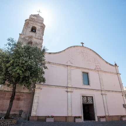 La facciata presenta il coronamento a lucerna di carabiniere (foto Ivo Piras)