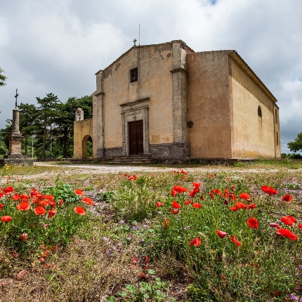 La facciata con portale architravato sormontato da una finestrella quadrangolare (foto Ivo Piras)