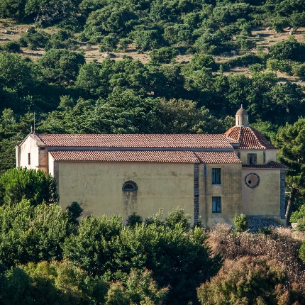 Veduta della chiesa immersa nel verde del paesaggio (foto Ivo Piras)
